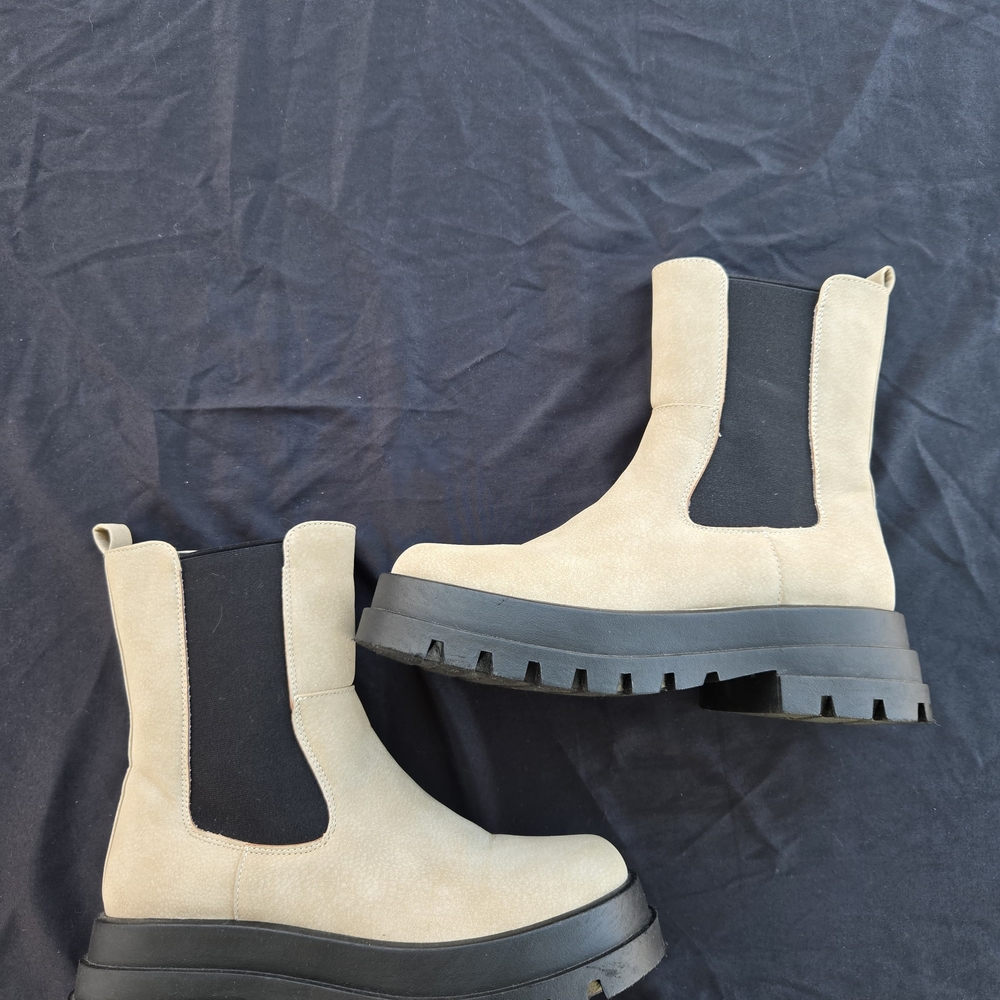 Women's Chunky Chelsea Boots in Beige